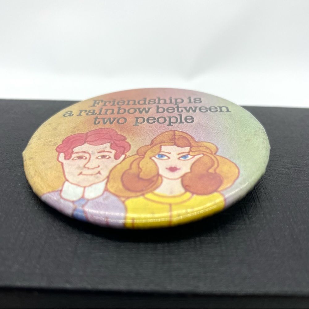 Vintage Badge A Minit Friendship Rainbow Button Pin - Picture 2 of 3